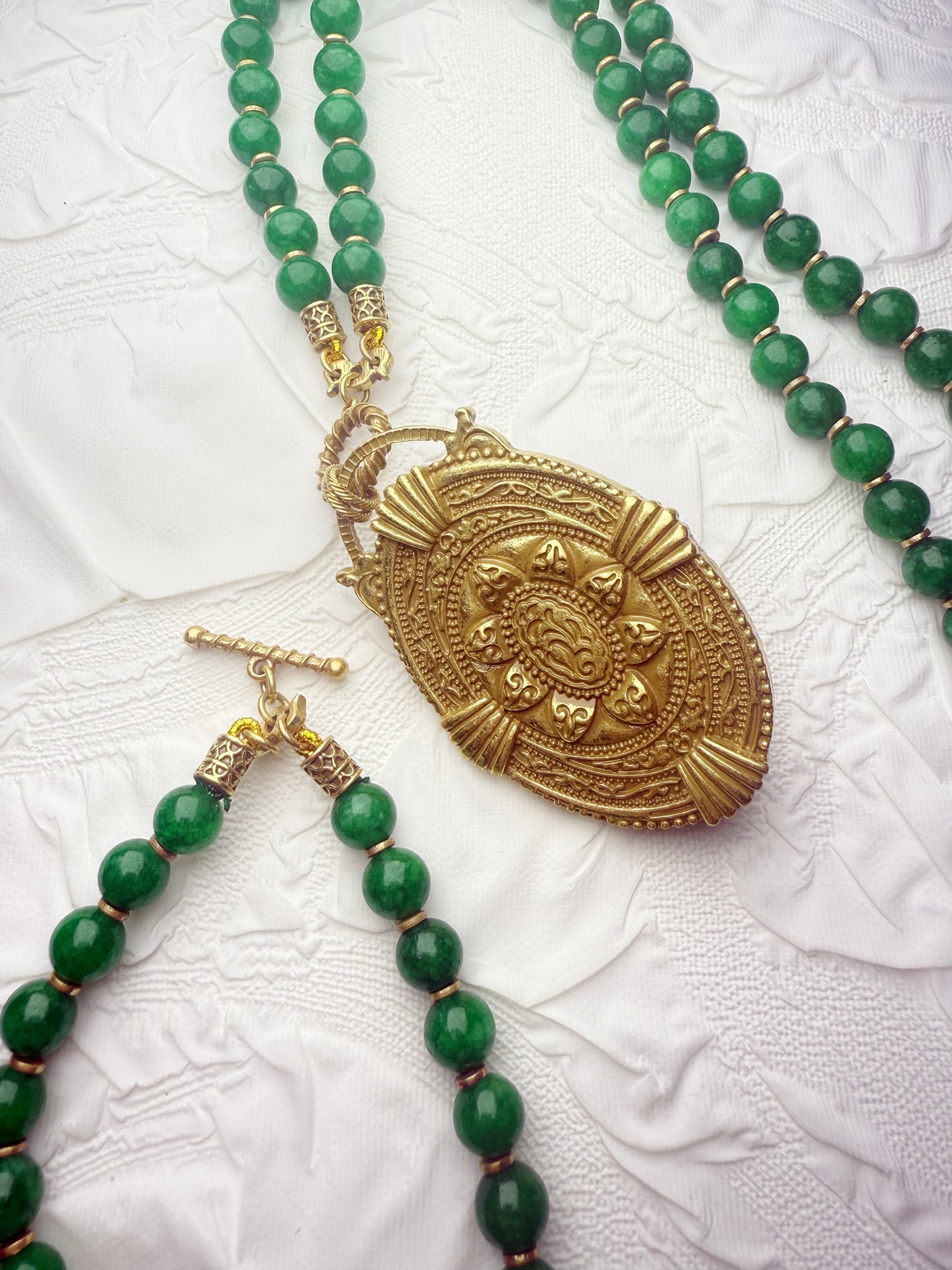 Vintage Gold-Plated Brass Seahorse Pendant Necklace – Green Gemstone, Long Crossbody Style