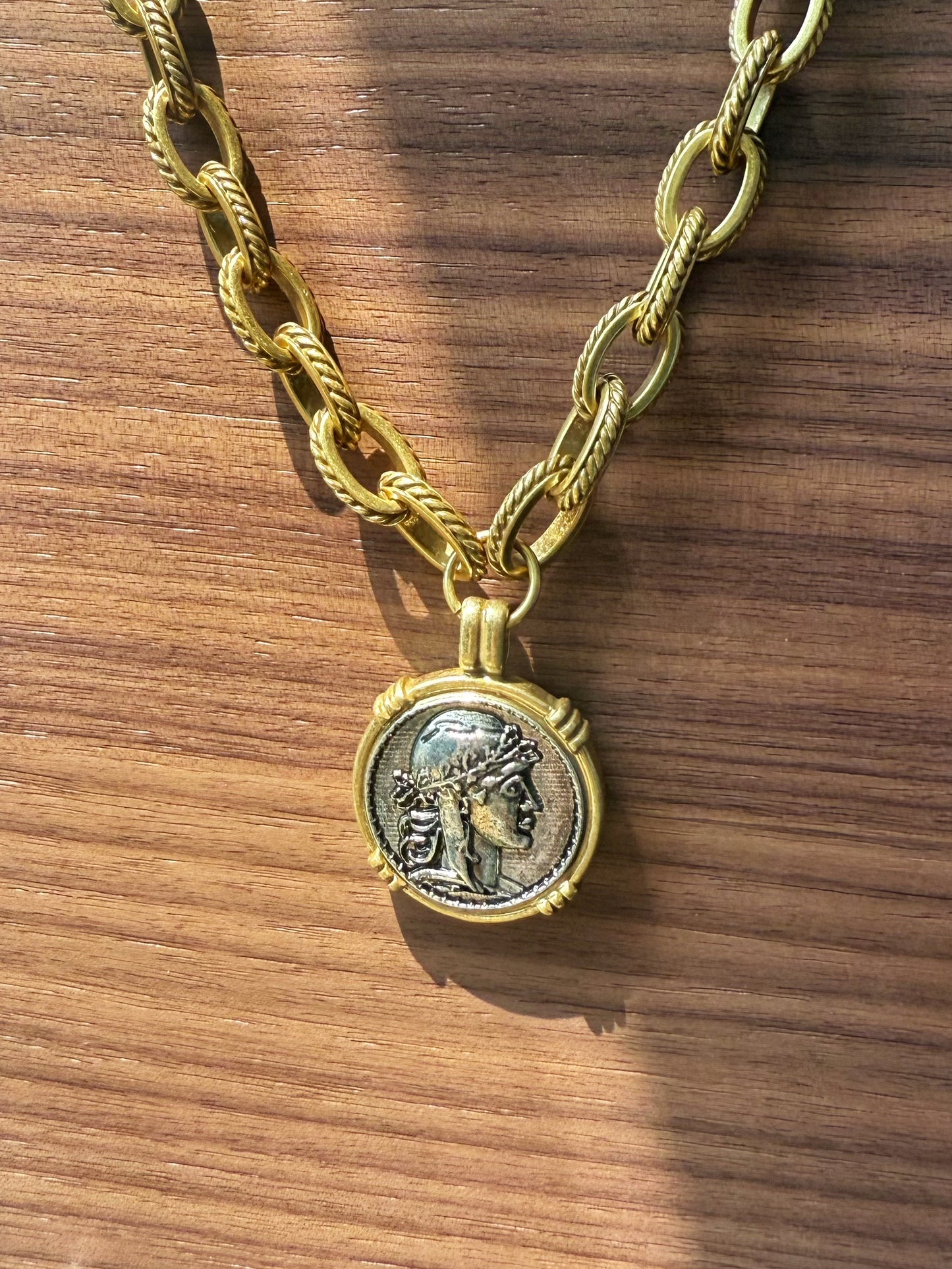 Vintage Gold-Plated Coin Portrait Pendant Necklace – Retro Chic Statement Jewelry