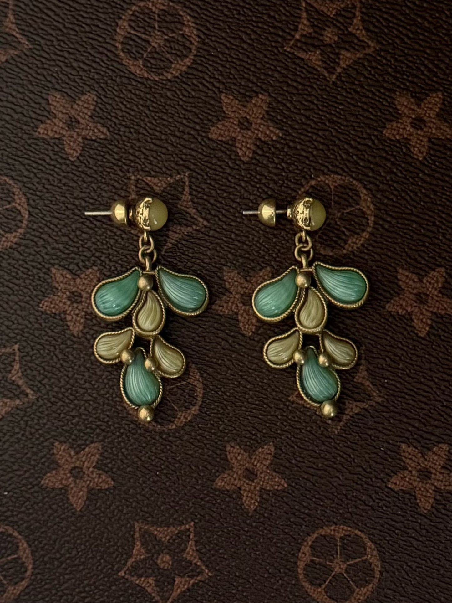 Vintage European Palace Style Gold-Plated Petal Tassel Necklace & Earring Set in Light Green