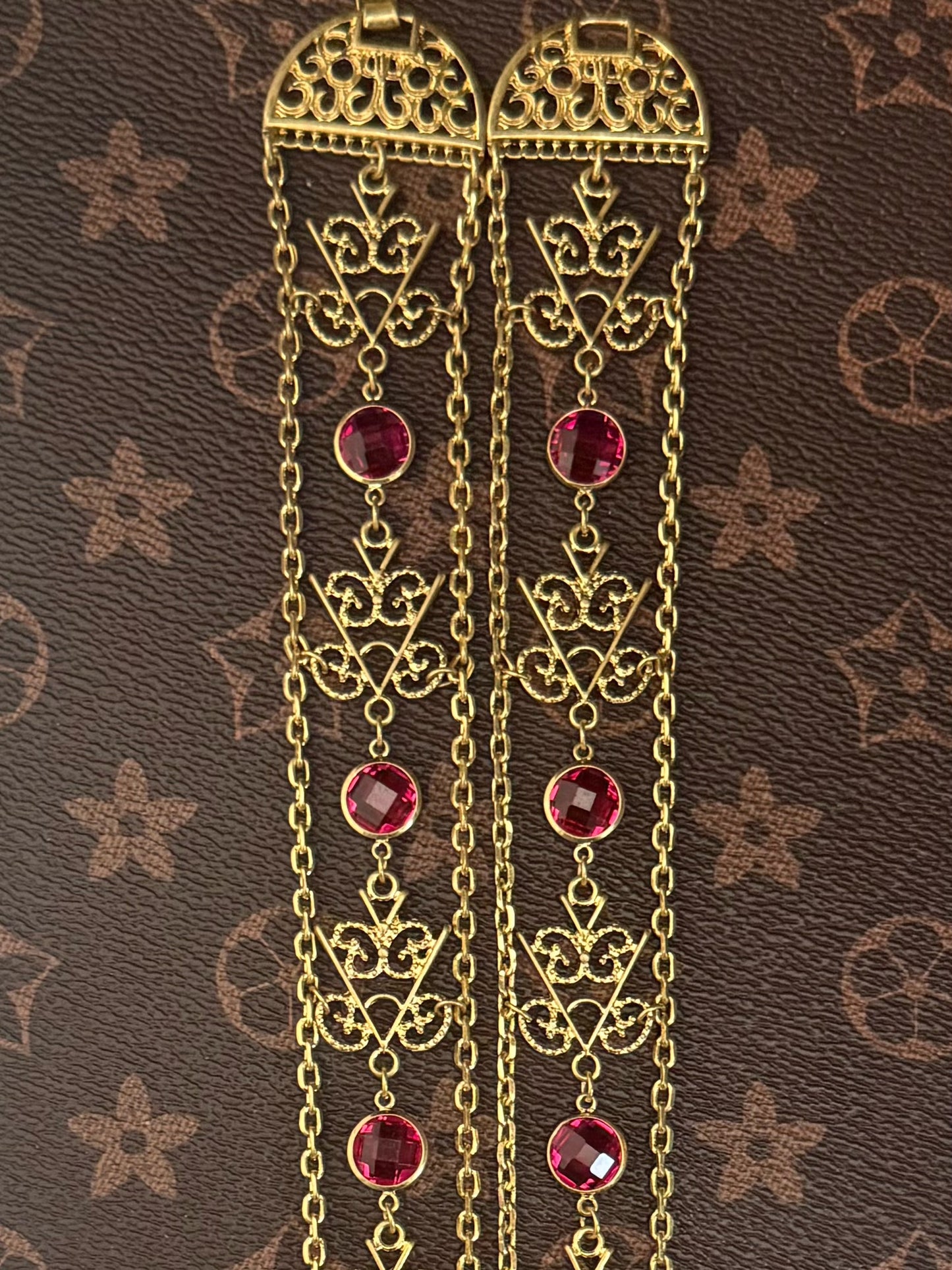 Vintage 18K Gold-Plated Hollow Lace Necklace & Earring Set with Red Rhinestones – 65cm