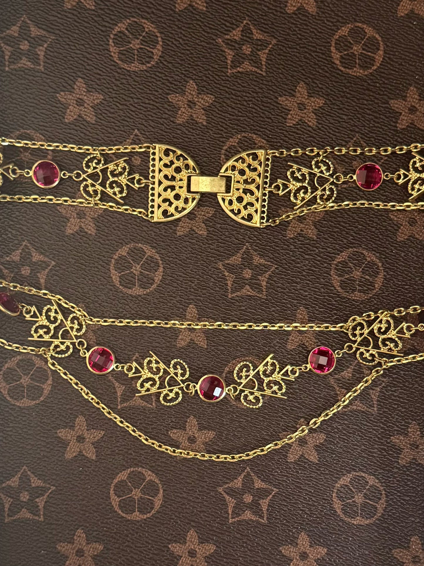 Vintage 18K Gold-Plated Hollow Lace Necklace & Earring Set with Red Rhinestones – 65cm