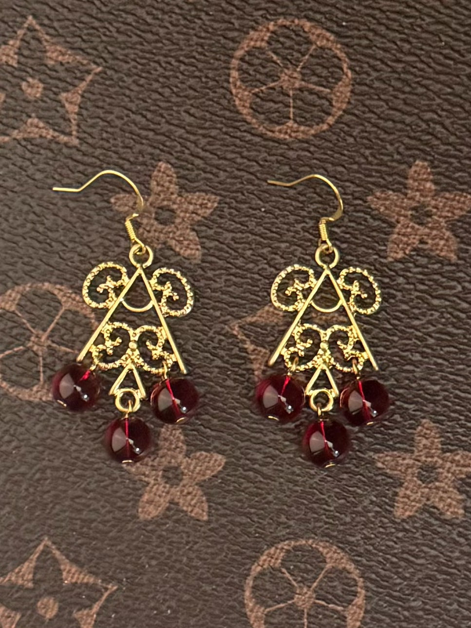 Vintage 18K Gold-Plated Hollow Lace Necklace & Earring Set with Red Rhinestones – 65cm