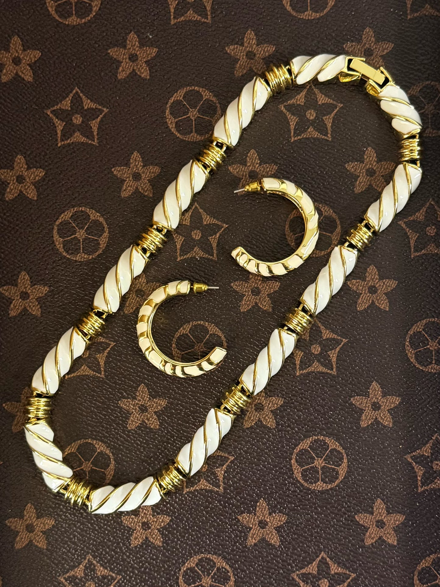 Vintage Minimalist White Enamel Choker & Stud Earrings Set – Gold-Plated Copper, 43cm Length