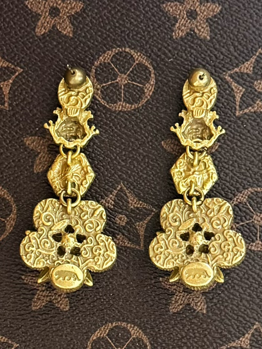 Vintage Gold-Plated Frog & Flower Drop Earrings with Natural Stone – Retro Statement Jewelry