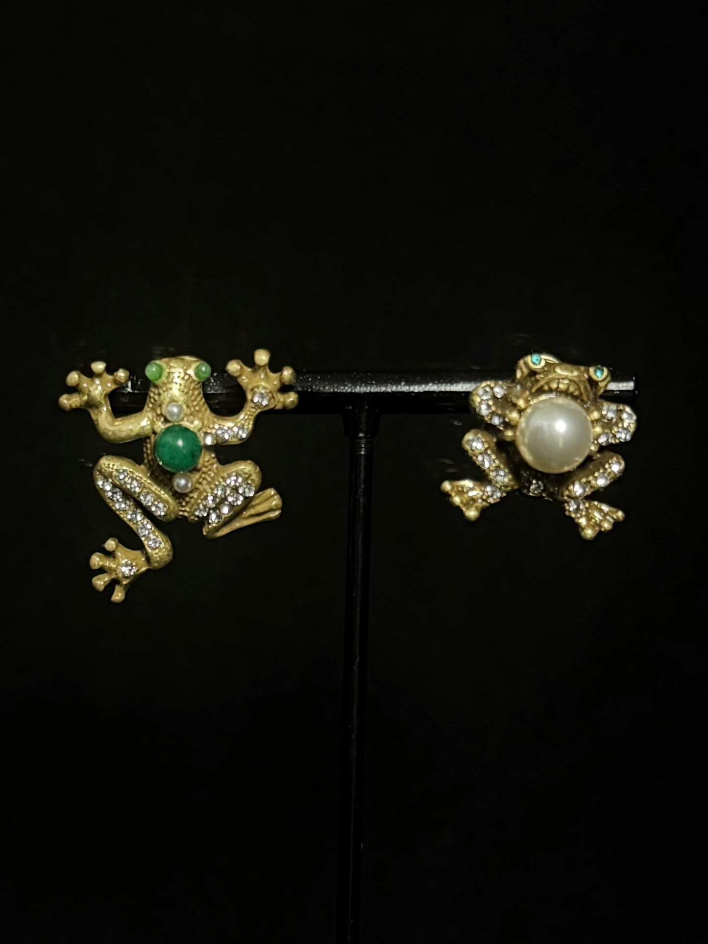 Boucles d'oreilles vintage plaquées or et incrustées de pierres précieuses rouges