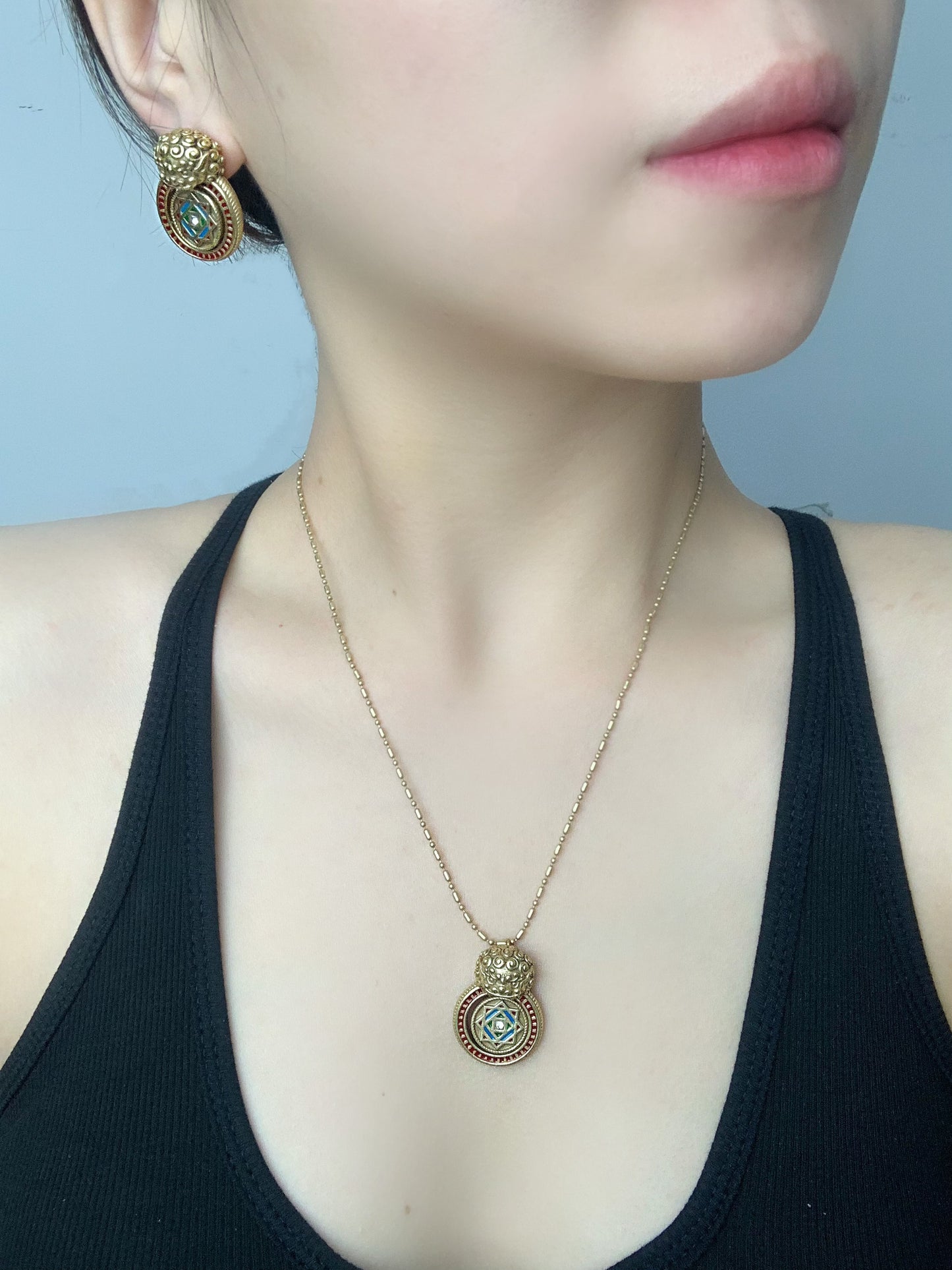 Vintage Embossed Guardian Lion Jewelry Set – Rotatable Zircon Pendant Necklace & Stud Earrings