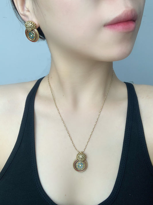 Vintage Embossed Guardian Lion Jewelry Set – Rotatable Zircon Pendant Necklace & Stud Earrings