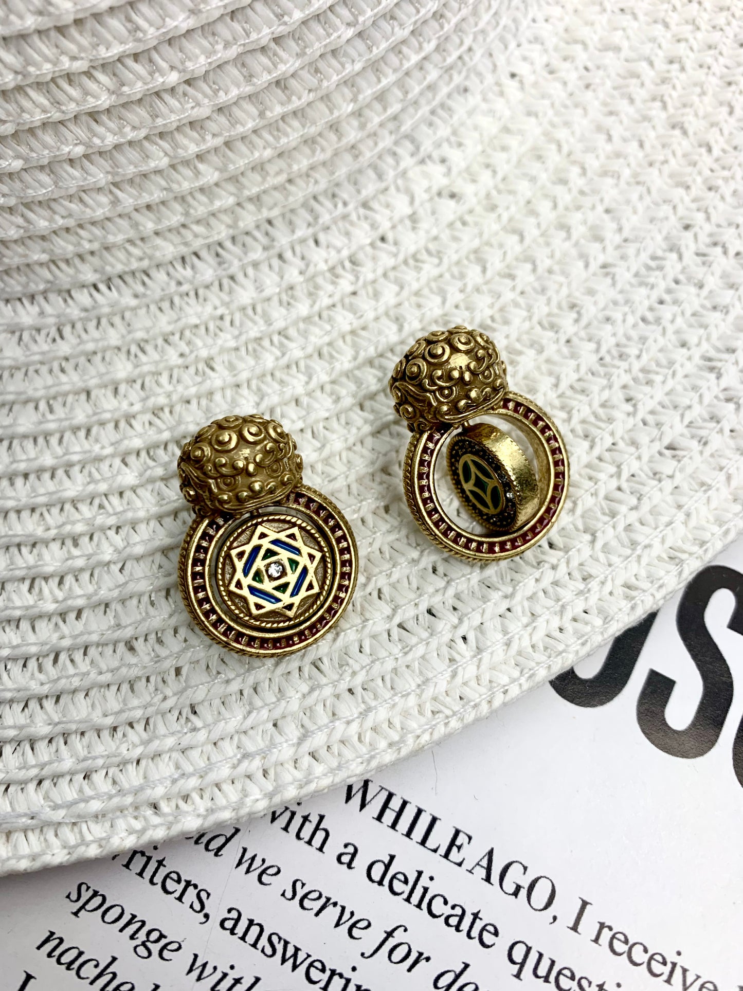 Vintage Embossed Guardian Lion Jewelry Set – Rotatable Zircon Pendant Necklace & Stud Earrings