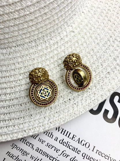 Vintage Embossed Guardian Lion Jewelry Set – Rotatable Zircon Pendant Necklace & Stud Earrings