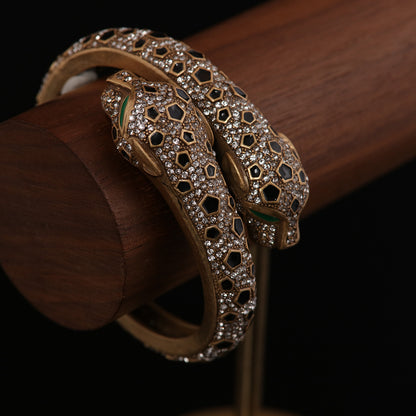 Elegant Antique Gold-Plated Copper Leopard Head Bangle with Rhinestones
