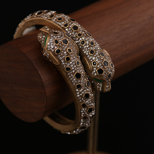 Elegant Antique Gold-Plated Copper Leopard Head Bangle with Rhinestones