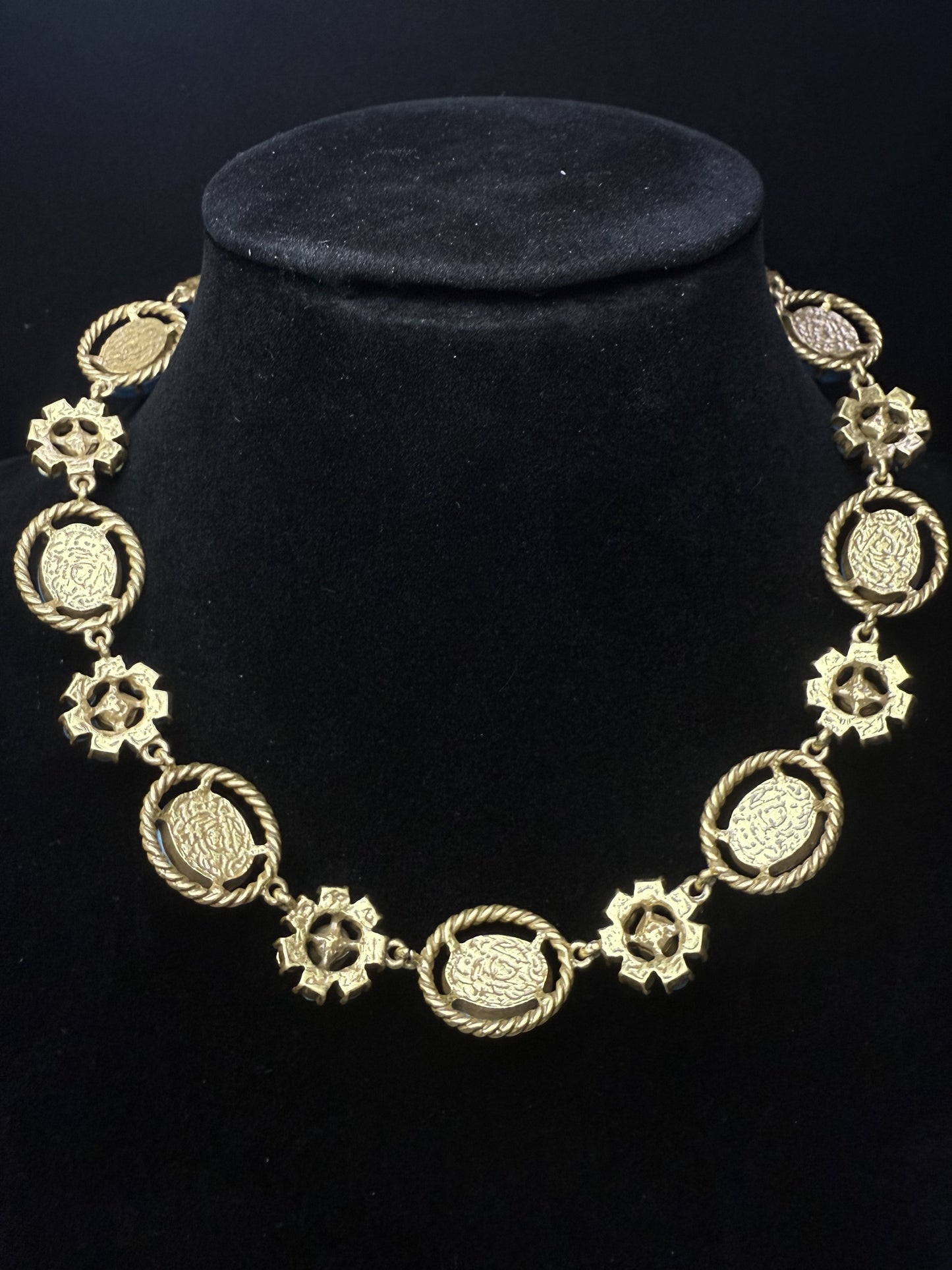 Vintage Elegant 18K Gold-Plated Brass Blue Natural Stone Floral Choker Necklace