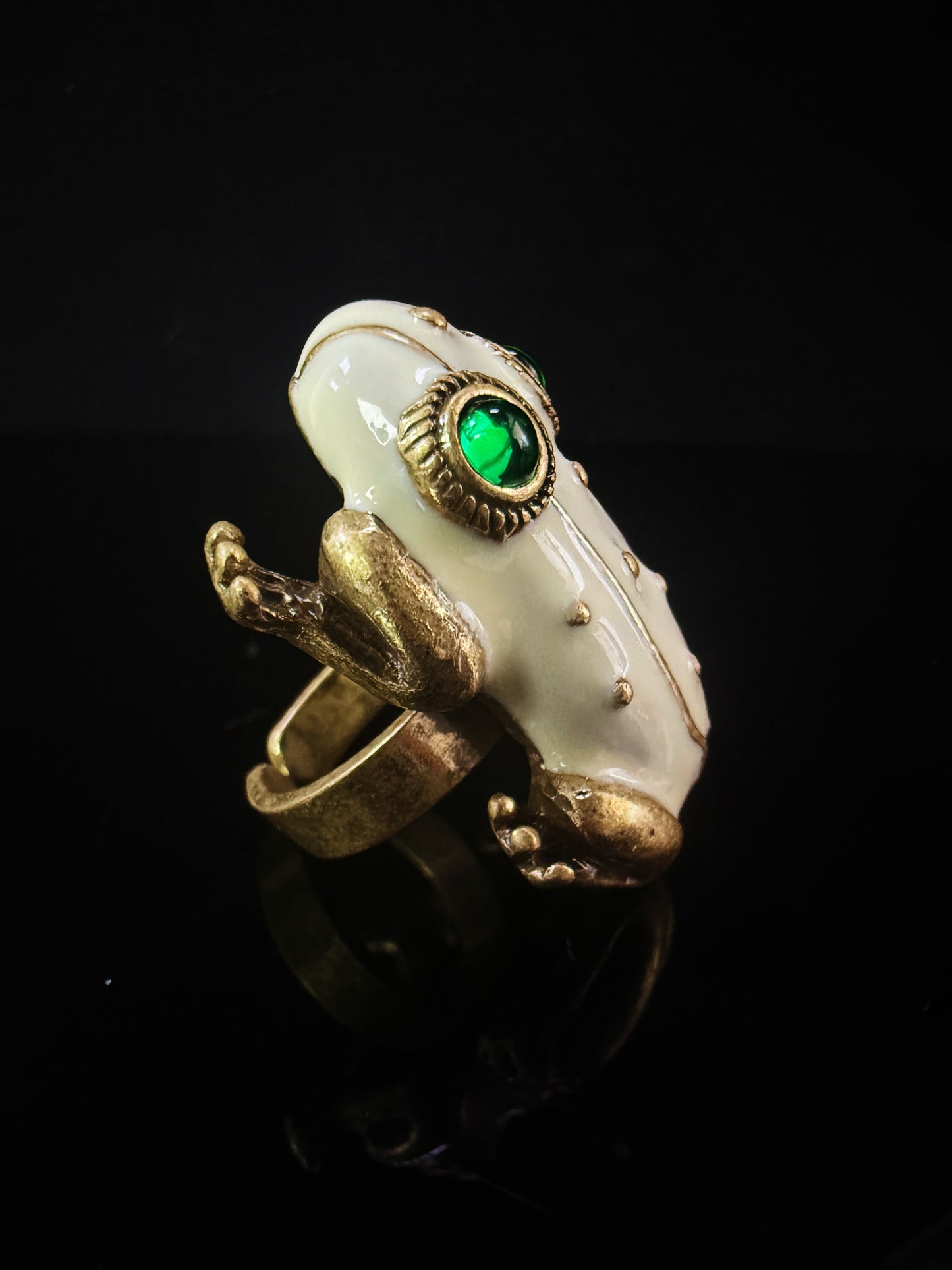 Vintage Baroque Heavy-Craft 18K Gold-Plated Brass White Enamel Frog Open Ring