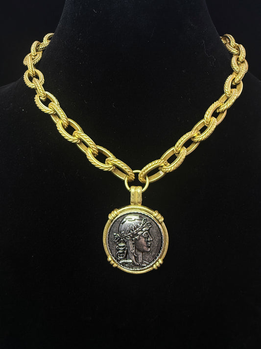 Vintage Gold-Plated Coin Portrait Pendant Necklace – Retro Chic Statement Jewelry
