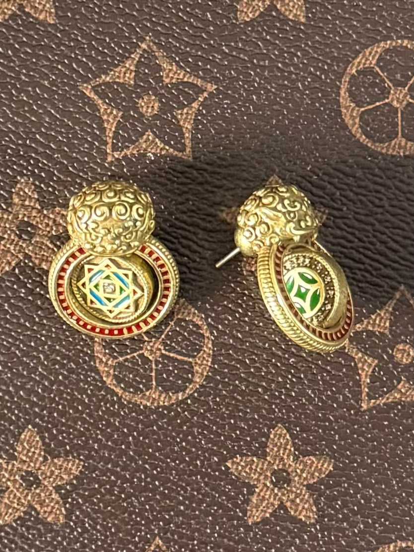 Vintage Embossed Guardian Lion Jewelry Set – Rotatable Zircon Pendant Necklace & Stud Earrings