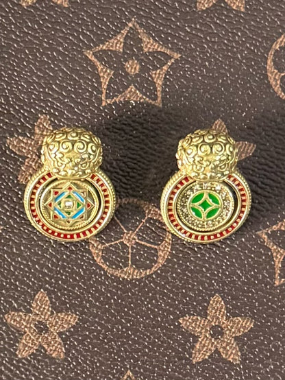 Vintage Embossed Guardian Lion Jewelry Set – Rotatable Zircon Pendant Necklace & Stud Earrings