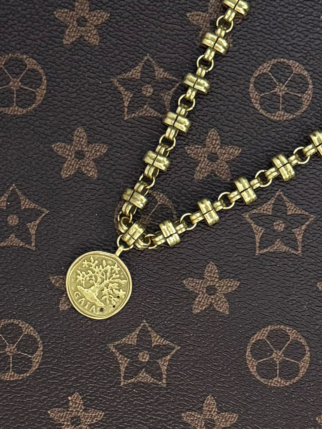 Artistic Vintage Coin Portrait Pendant Necklace – Gold-Plated Copper Design