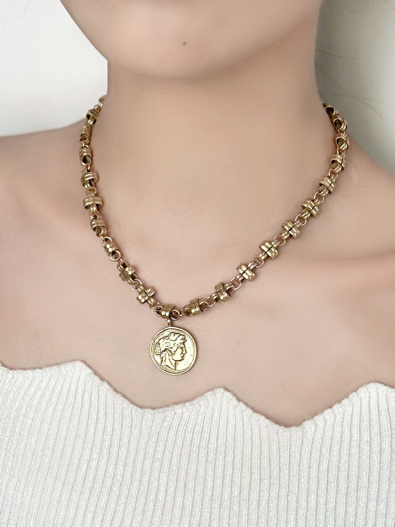 Artistic Vintage Coin Portrait Pendant Necklace – Gold-Plated Copper Design