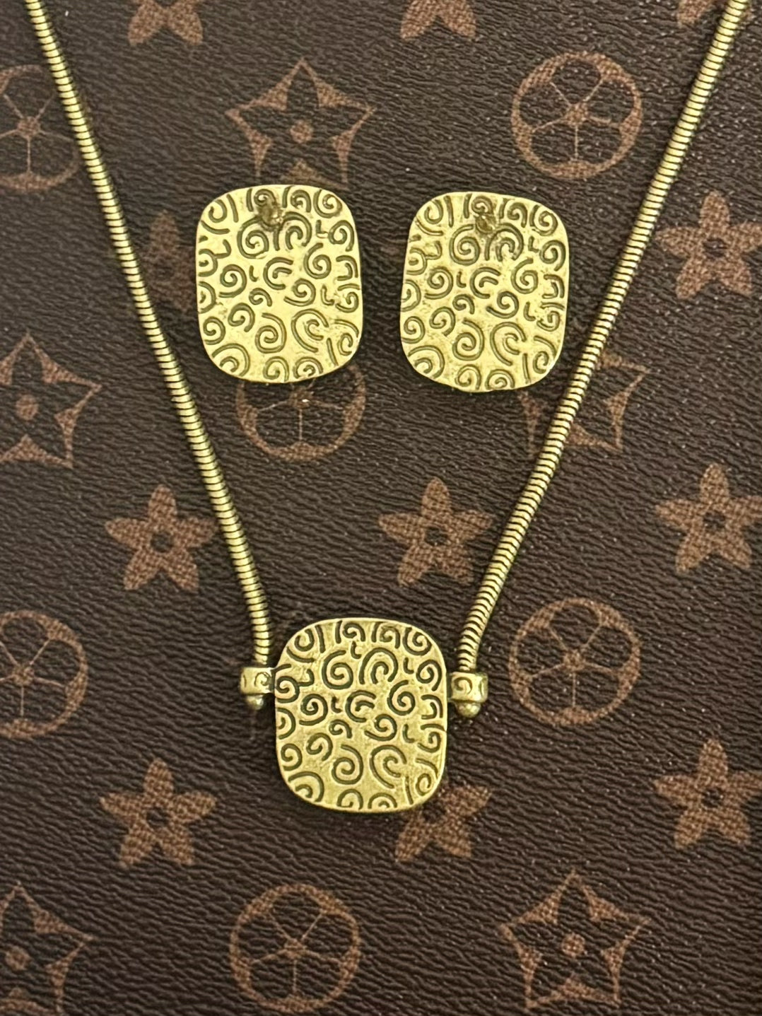 Vintage Elegance Lapis Lazuli Cube Pendant Necklace & Earrings Set – Gold-Plated Minimalist Jewelry