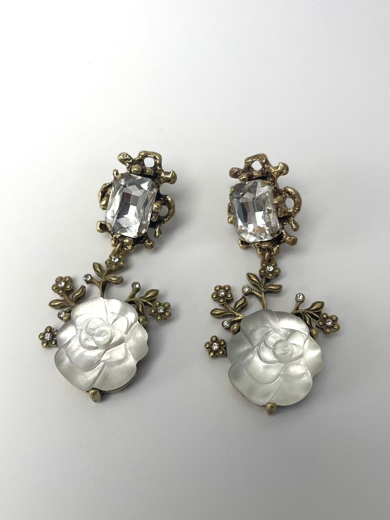 Vintage Heavy-Duty Jewelry Set: Matte Finished Floral Earrings & Necklace