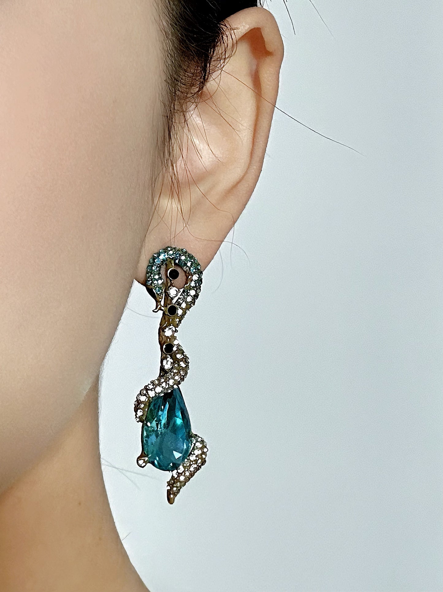 High-End Vintage Gold-Plated Snake Stud Earrings with Blue Rhinestones and Full Zircon Inlay
