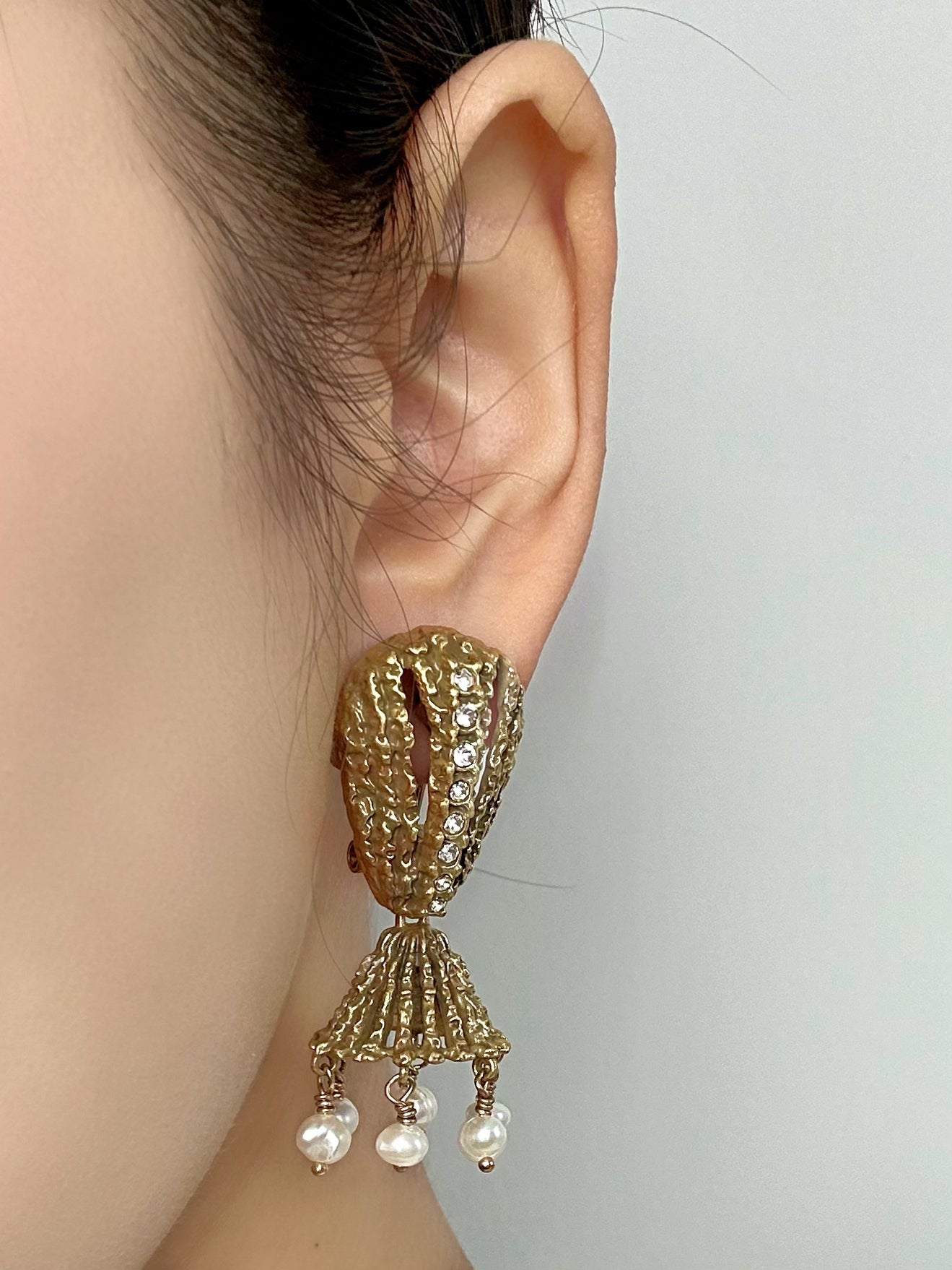 Retro Heavy Craftsmanship Copper-Plated Gold Rhinestone and Freshwater Pearl Tassel Earrings