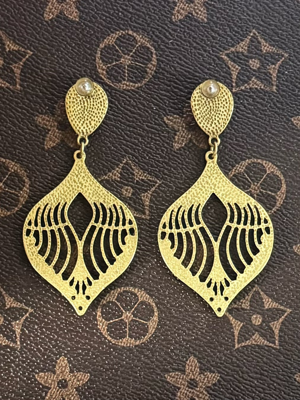 Vintage Baroque Green Gemstone Teardrop Earrings – Hollow Out Gold-Plated Statement Studs