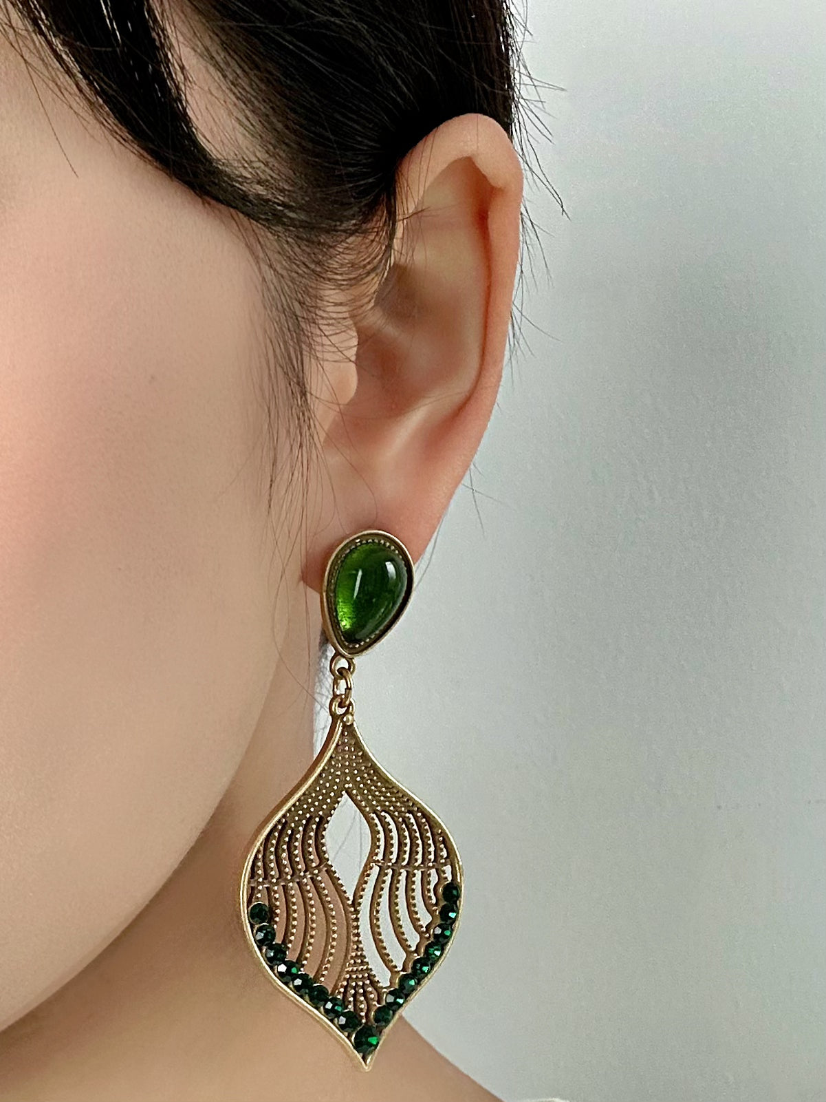 Vintage Baroque Green Gemstone Teardrop Earrings – Hollow Out Gold-Plated Statement Studs