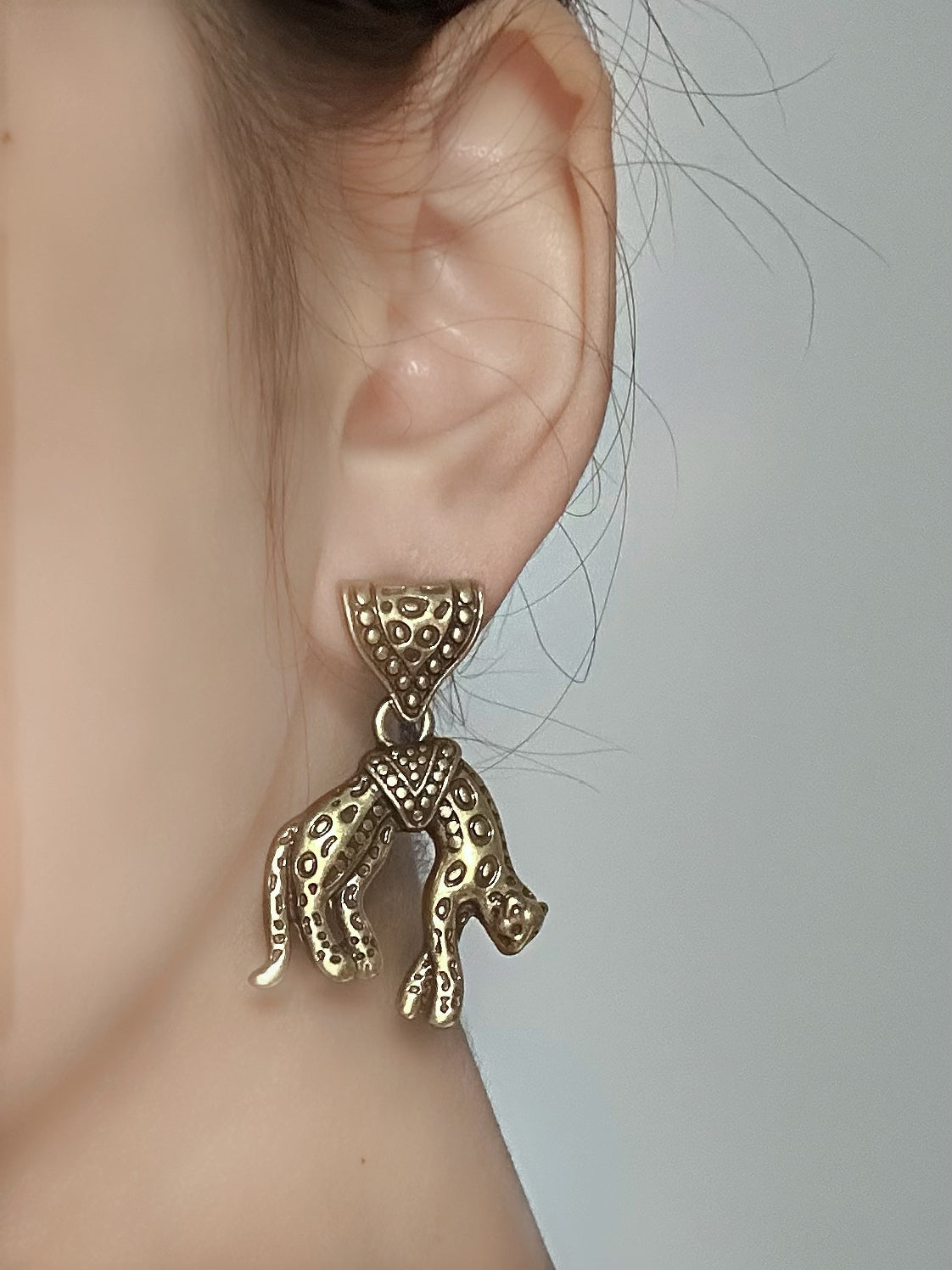 Vintage Heavywork Gold-Plated Engraved Cheetah Pendant Stud Earrings – Unique Statement Jewelry