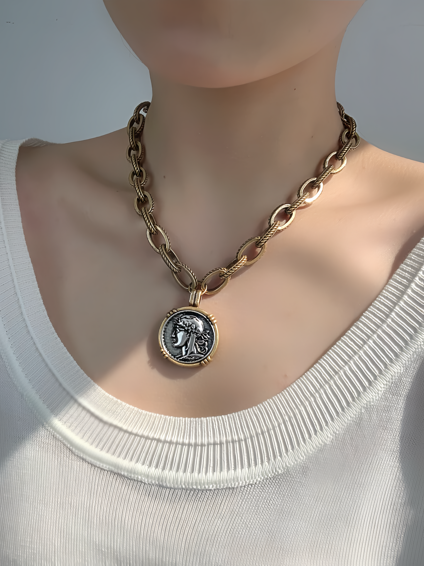 Vintage Gold-Plated Coin Portrait Pendant Necklace – Retro Chic Statement Jewelry