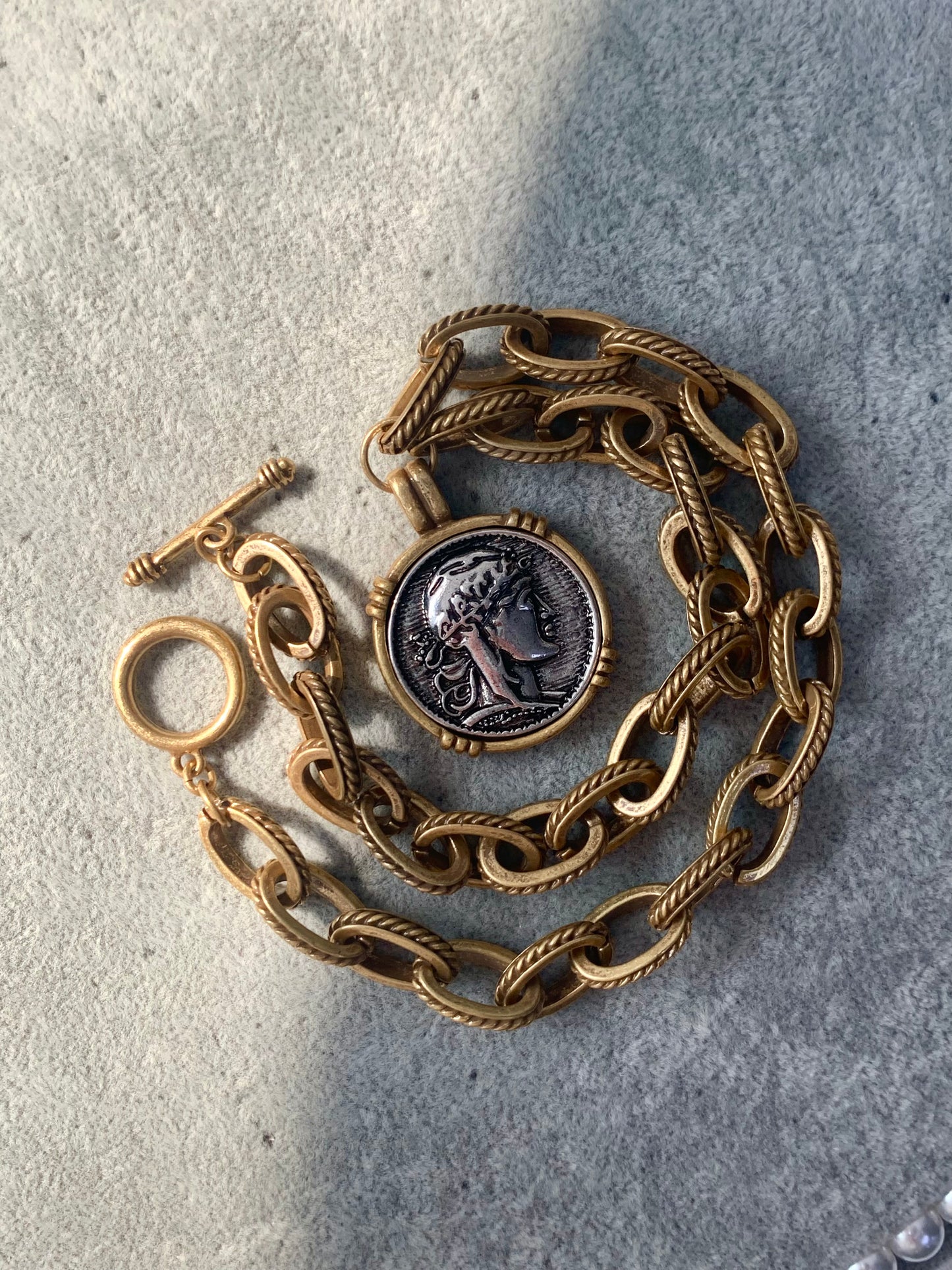 Vintage Gold-Plated Coin Portrait Pendant Necklace – Retro Chic Statement Jewelry