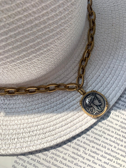 Vintage Gold-Plated Coin Portrait Pendant Necklace – Retro Chic Statement Jewelry