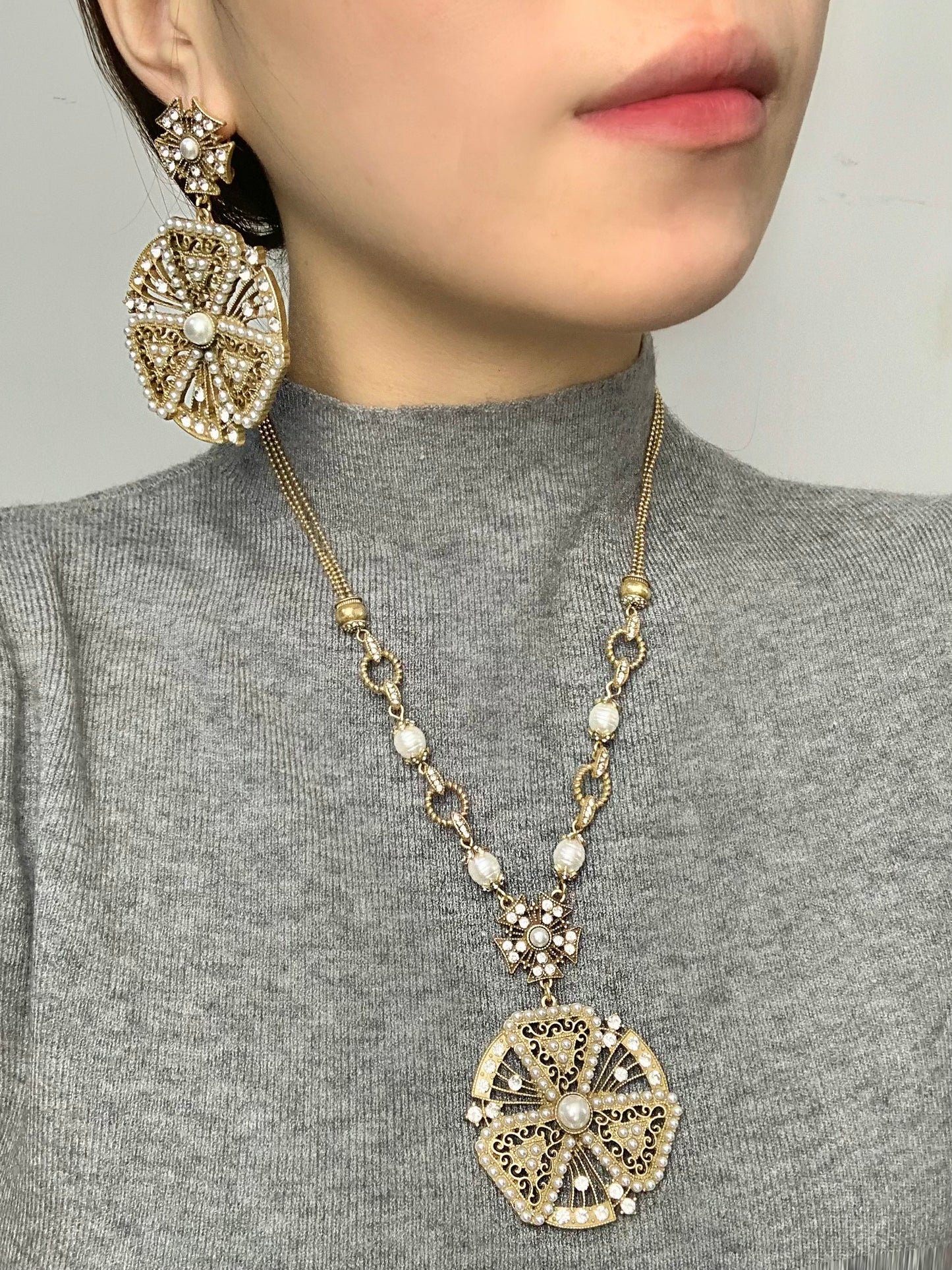 Royal-Inspired Jewelry Set: Intricately Carved Floral Motifs with Openwork Design