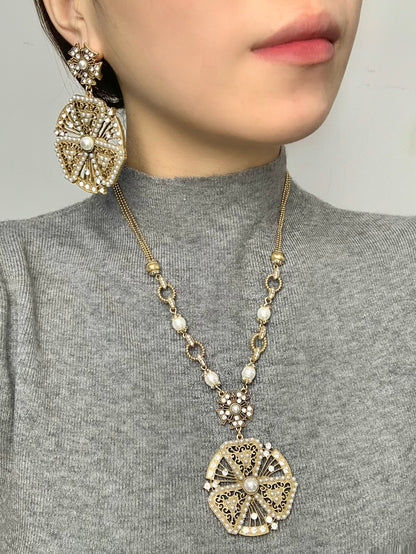 Royal-Inspired Jewelry Set: Intricately Carved Floral Motifs with Openwork Design