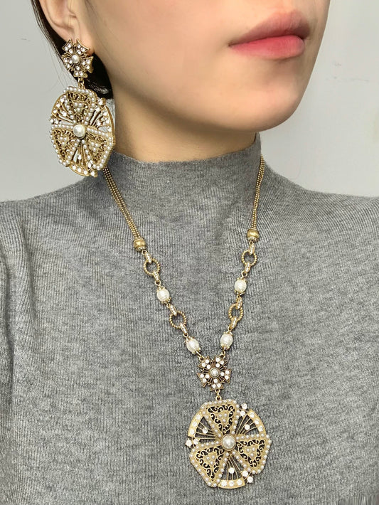 Royal-Inspired Jewelry Set: Intricately Carved Floral Motifs with Openwork Design