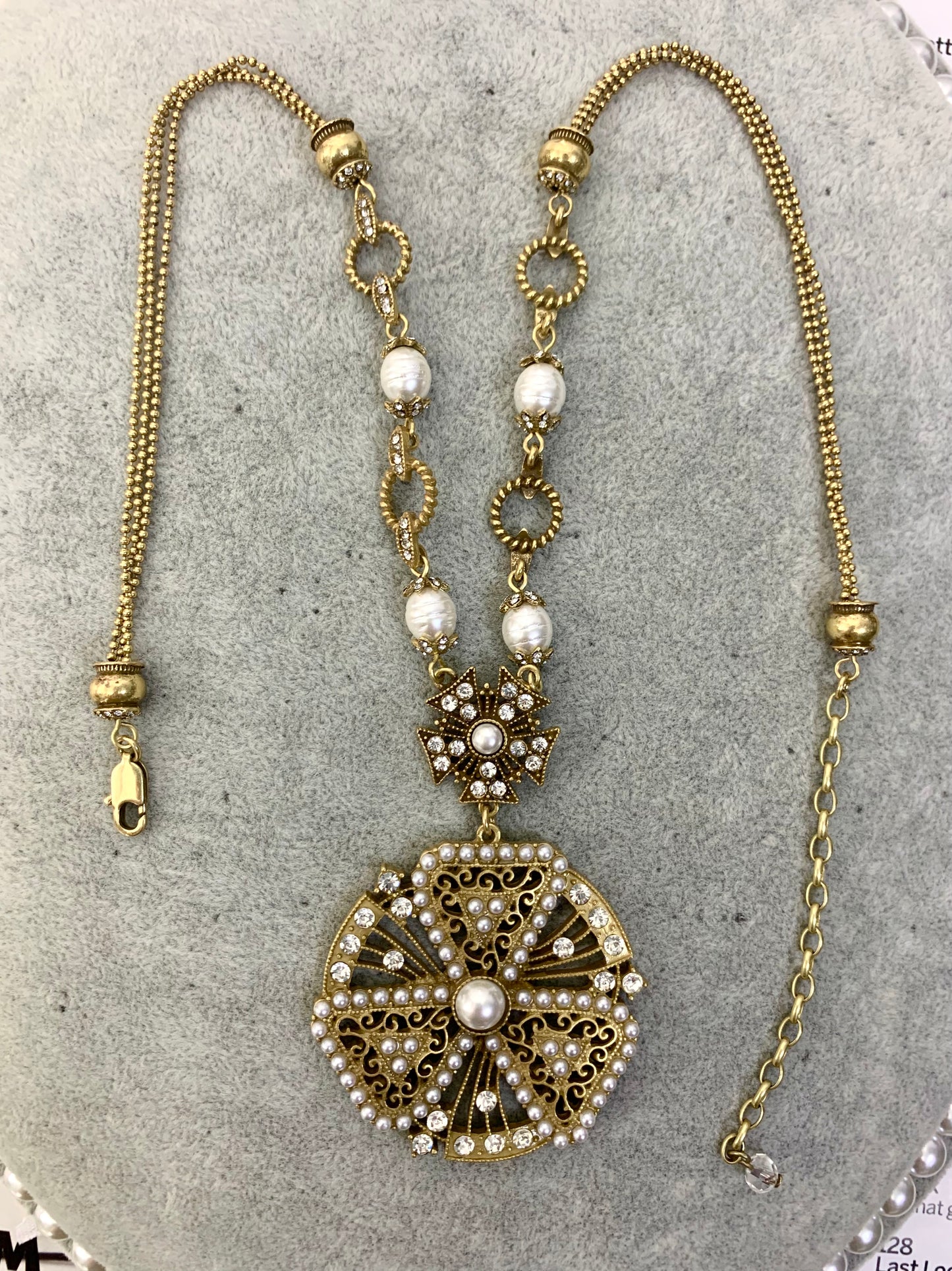 Royal-Inspired Jewelry Set: Intricately Carved Floral Motifs with Openwork Design