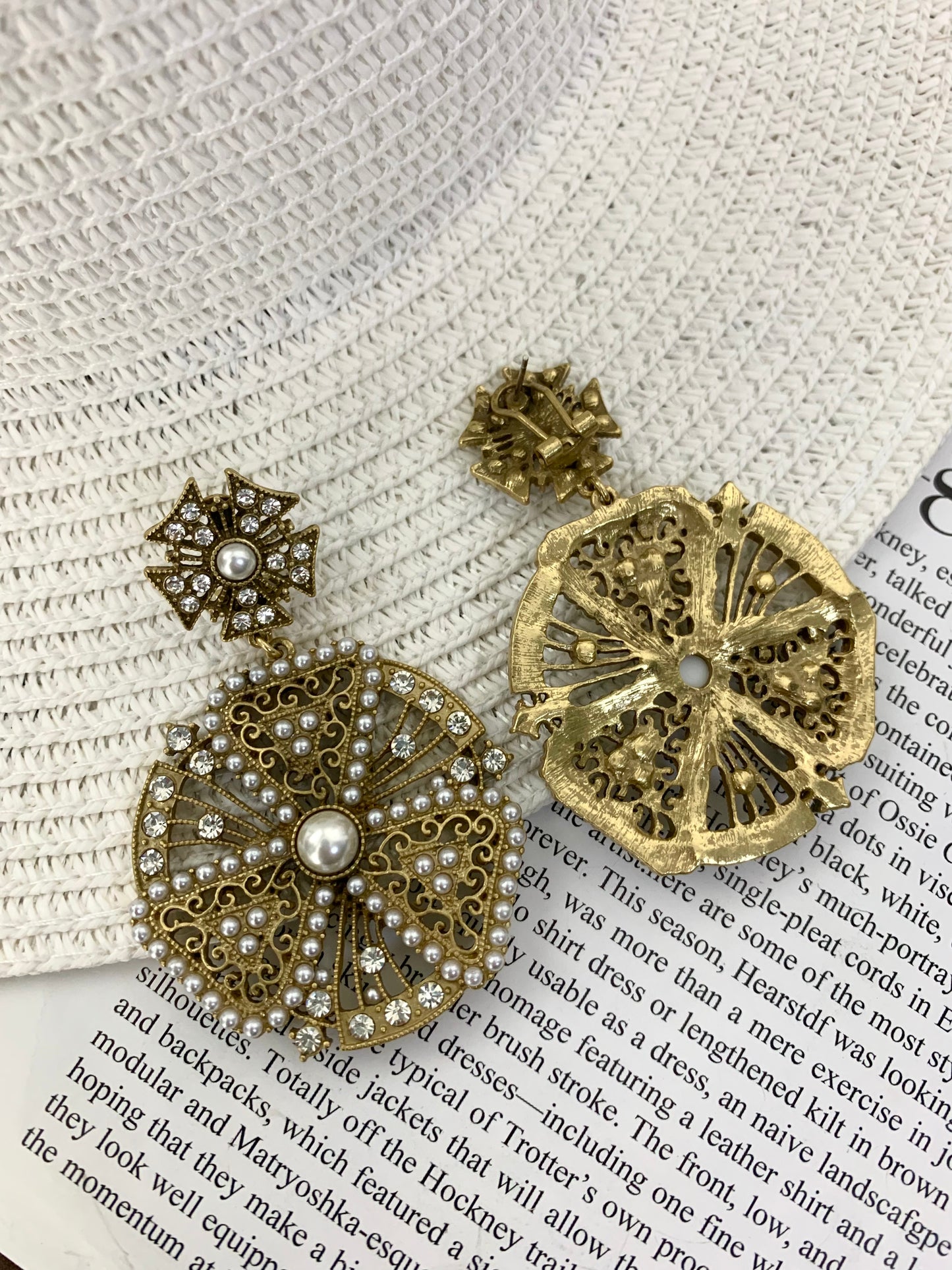 Royal-Inspired Jewelry Set: Intricately Carved Floral Motifs with Openwork Design