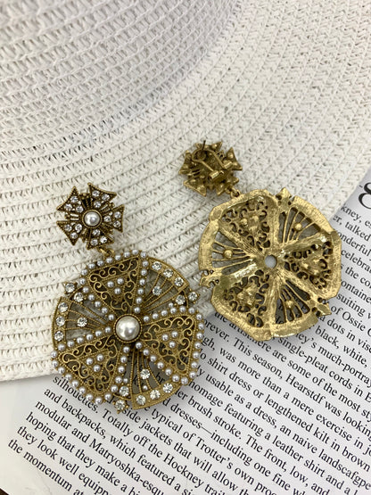 Royal-Inspired Jewelry Set: Intricately Carved Floral Motifs with Openwork Design