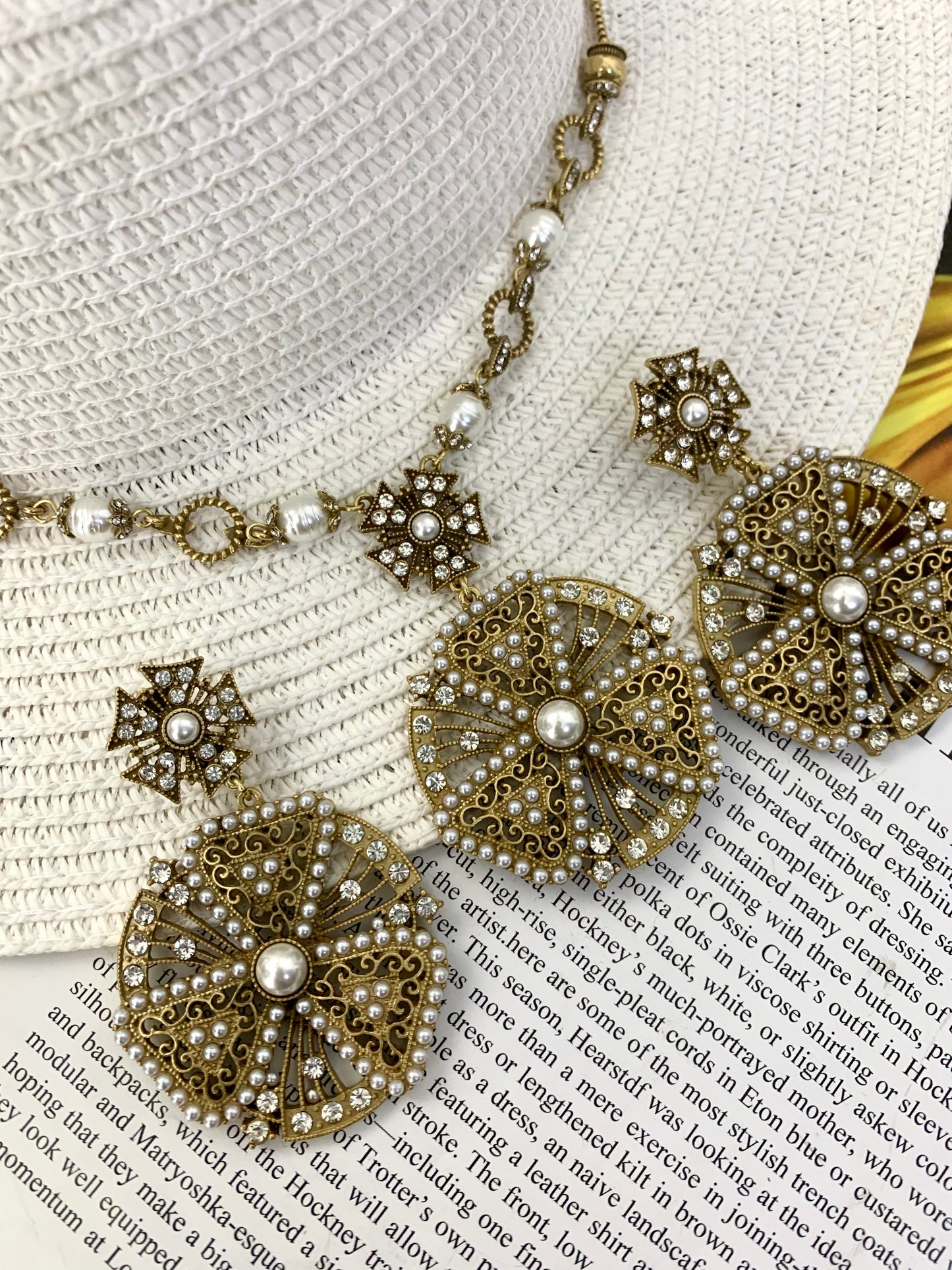 Royal-Inspired Jewelry Set: Intricately Carved Floral Motifs with Openwork Design