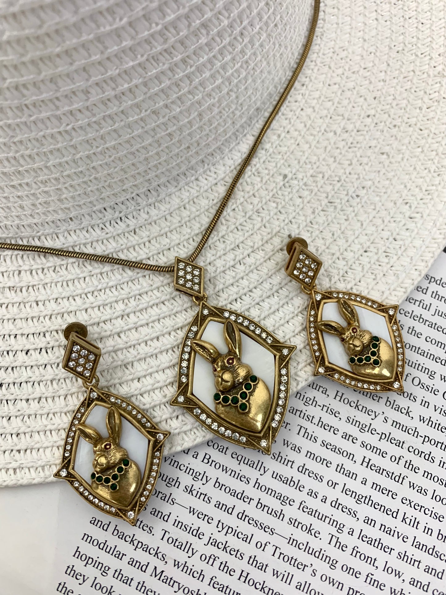 Vintage Gold-Plated Copper Jewelry Set with Natural Mother-of-Pearl Rabbit Pendant