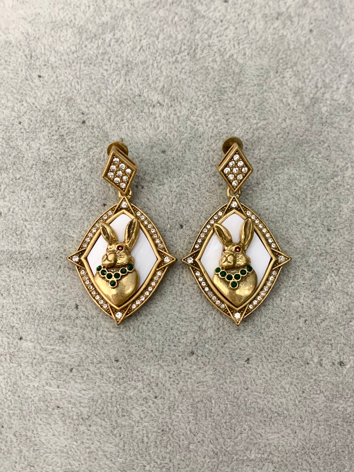 Vintage Gold-Plated Copper Jewelry Set with Natural Mother-of-Pearl Rabbit Pendant