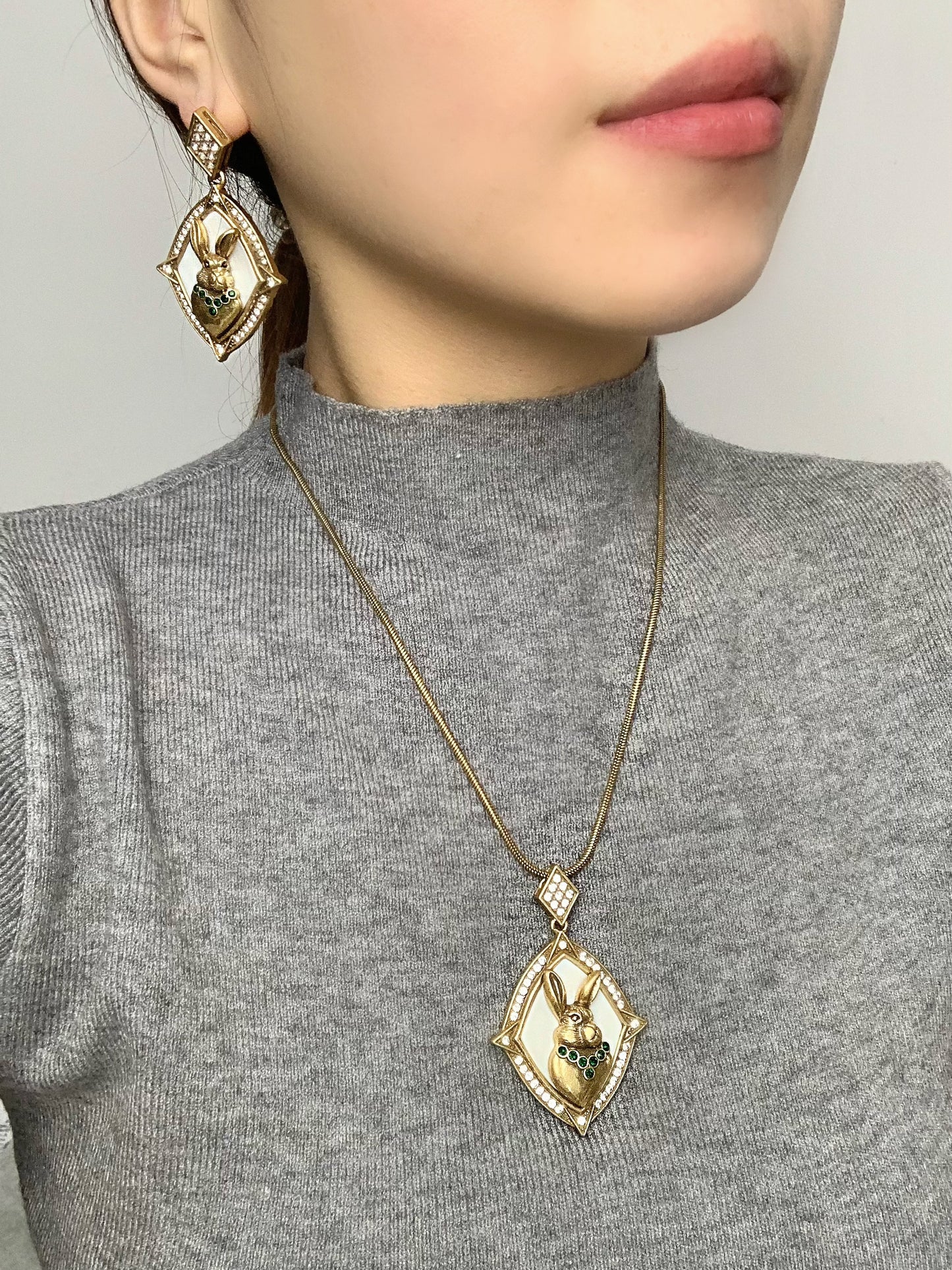 Vintage Gold-Plated Copper Jewelry Set with Natural Mother-of-Pearl Rabbit Pendant