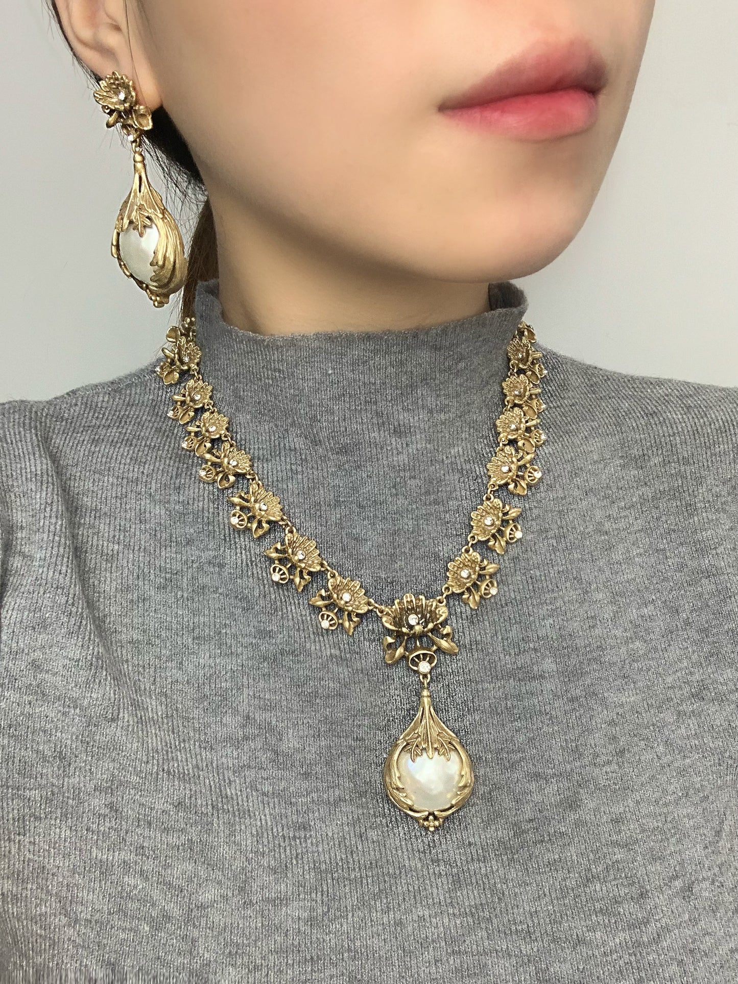 Royal-Inspired Two-Piece Necklace Set: Carved Floral Bud and Pearl Design