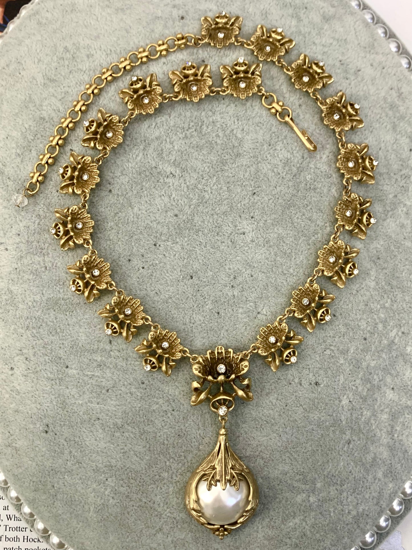 Royal-Inspired Two-Piece Necklace Set: Carved Floral Bud and Pearl Design