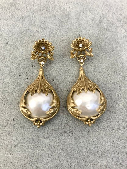 Royal-Inspired Two-Piece Necklace Set: Carved Floral Bud and Pearl Design