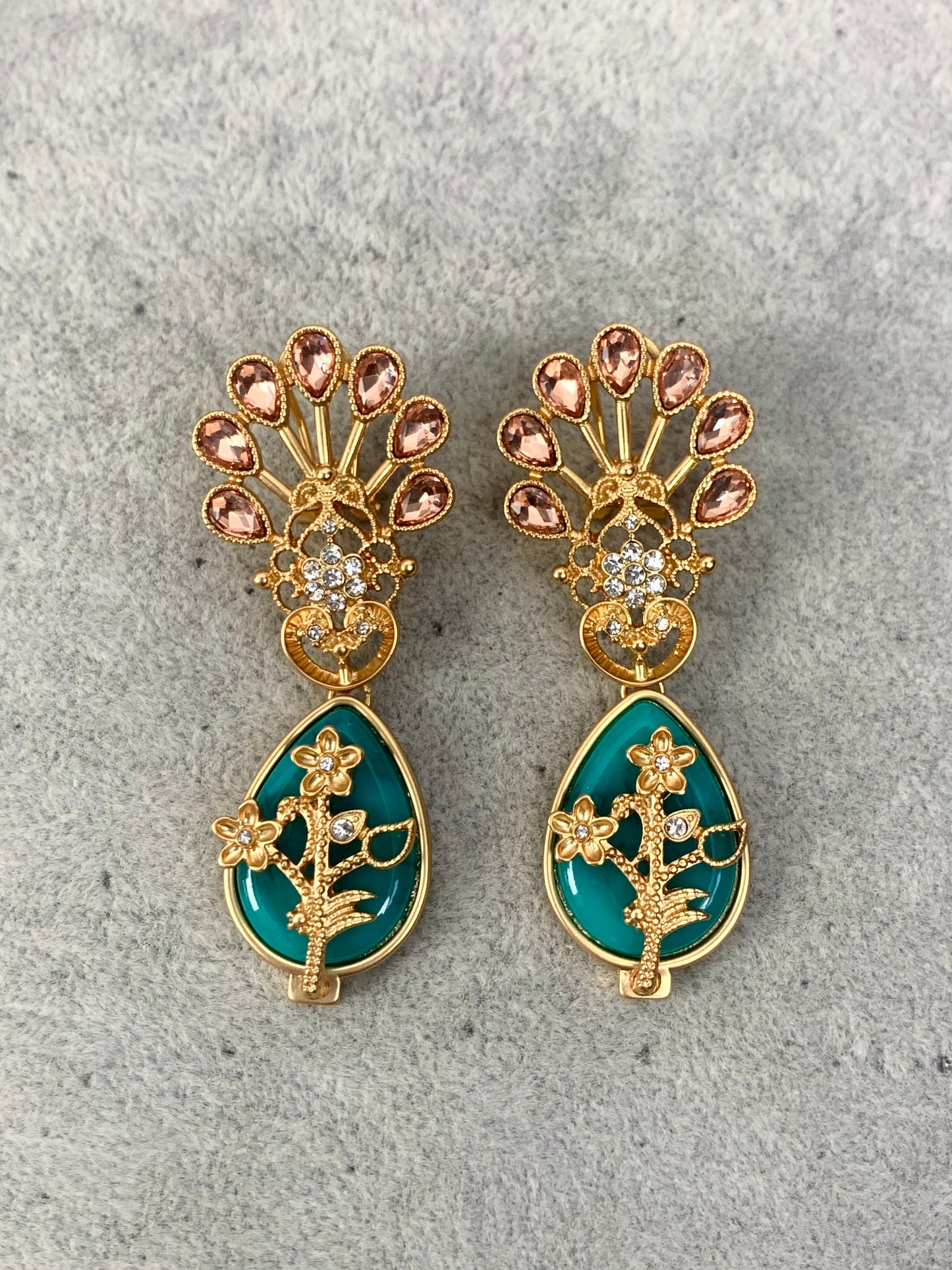 Royal-Inspired Multi-Strand Jewelry Set: Delicate Glass Bead Chains with Gold-Plated Floral Motifs