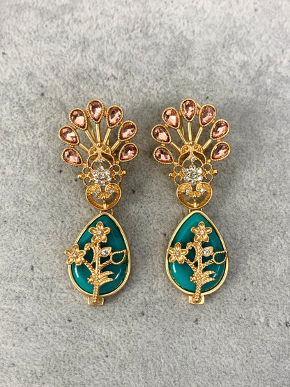 Royal-Inspired Multi-Strand Jewelry Set: Delicate Glass Bead Chains with Gold-Plated Floral Motifs