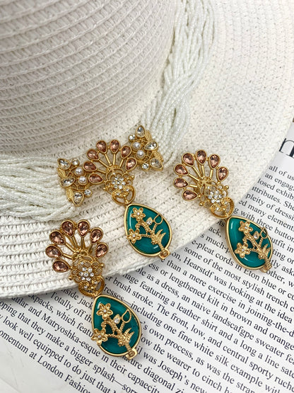 Royal-Inspired Multi-Strand Jewelry Set: Delicate Glass Bead Chains with Gold-Plated Floral Motifs