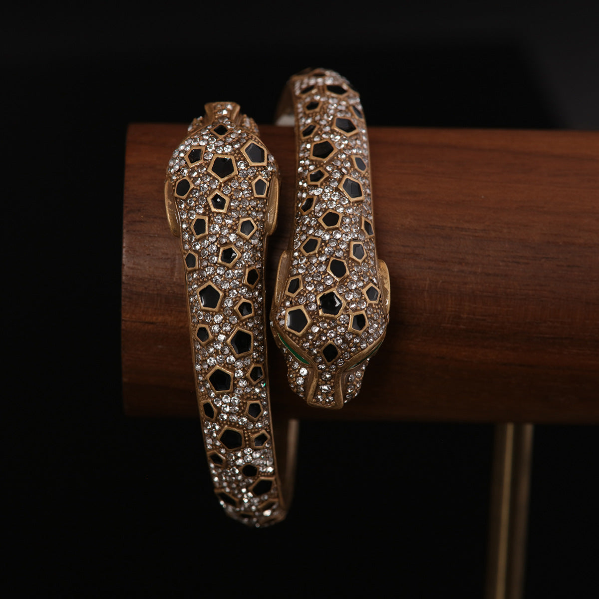 Elegant Antique Gold-Plated Copper Leopard Head Bangle with Rhinestones