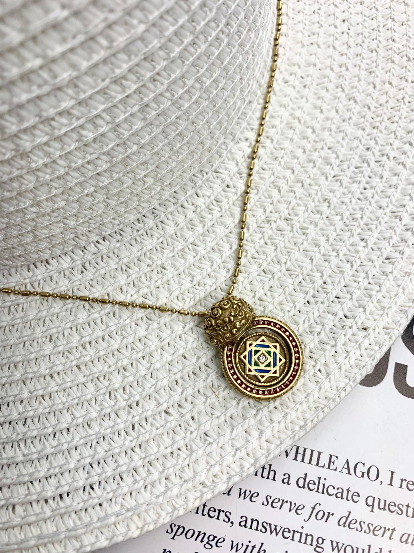 Vintage Embossed Guardian Lion Jewelry Set – Rotatable Zircon Pendant Necklace & Stud Earrings